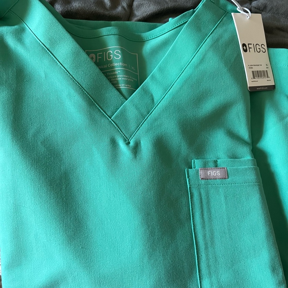 Surgical green figs top